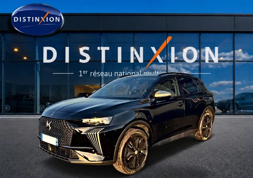 DS7 1.5 BlueHDi noir vue 3/4 avant droit, avec calandre distinctive DS et jantes noires brillantes.