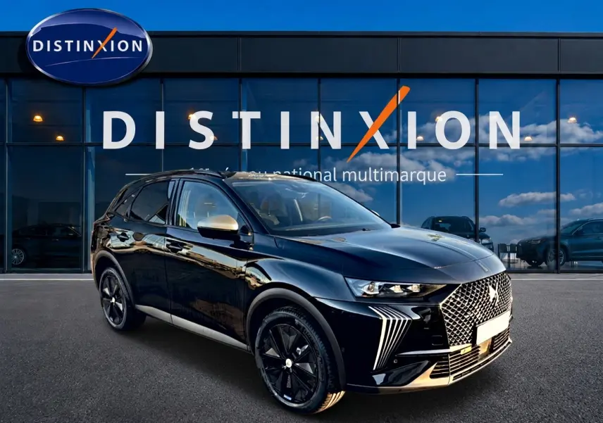 DS7 1.5 BlueHDi 130 Performance Line noir en 3/4 avant droit, avec calandre distinctive et jantes noires brillantes.