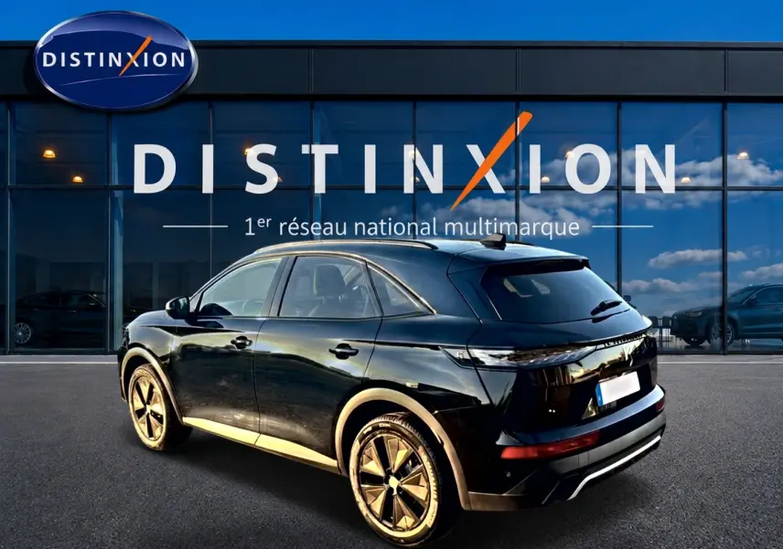 DS7 1.5 BlueHDi noir vue 3/4 arrière droit, avec jantes alliage et vitres arrière surteintées, devant showroom Distinxion.