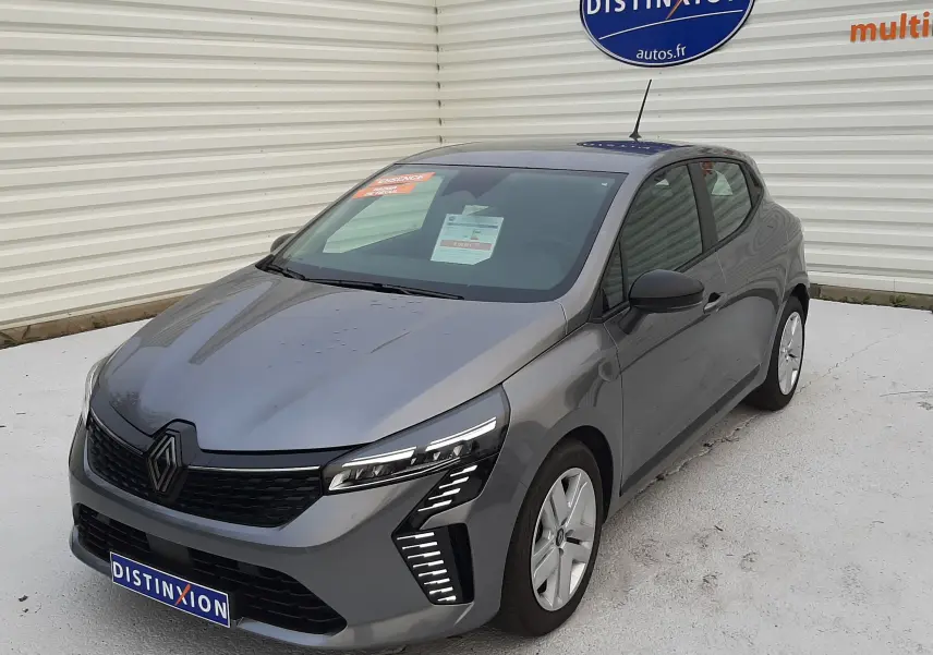 Renault Clio V TCE 90ch Evolution gris schiste vue 3/4 avant droit avec feux LED distinctifs et calandre noire.