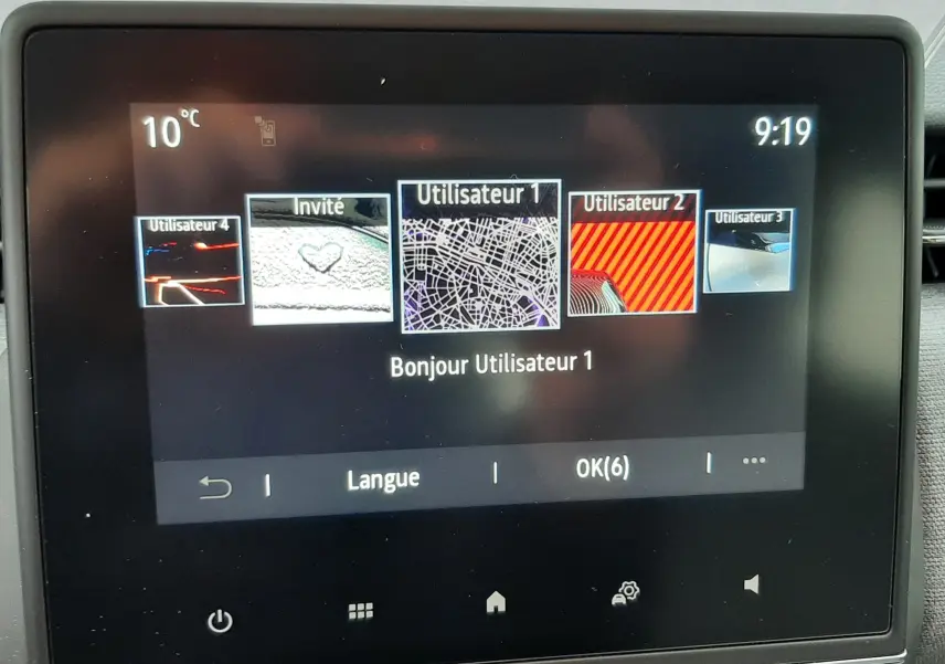 Écran tactile central de la Renault Clio V gris schiste, affichant les profils utilisateurs et la température extérieure à 10°C.