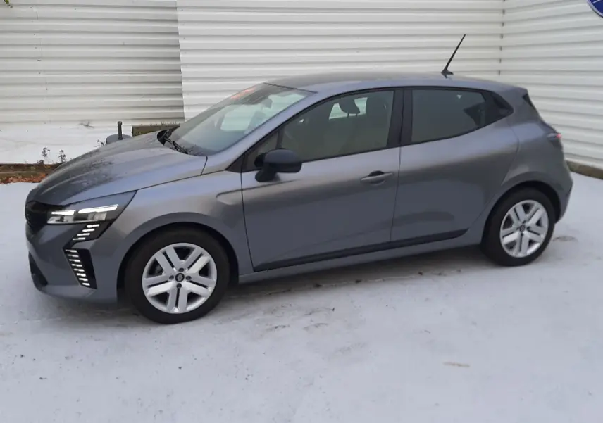 Renault Clio V TCE 90ch Evolution gris schiste vue de profil côté gauche sur fond clair, feux LED avant visibles.