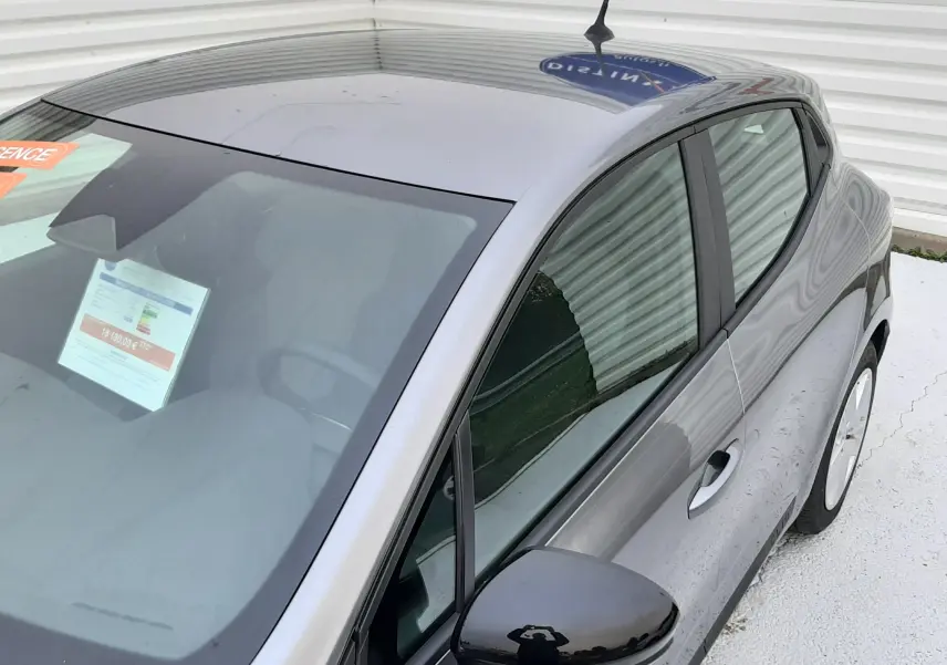 Renault Clio V TCe 90ch Evolution gris schiste vue 3/4 avant droit, avec rétroviseur noir et carrosserie lisse.