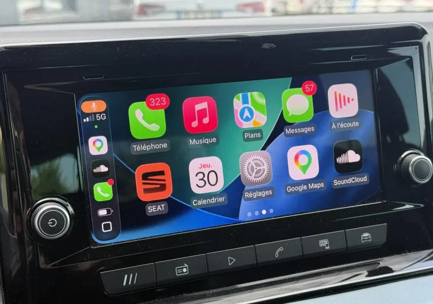 Écran tactile central du SEAT Arona 2025 affichant l'interface Apple CarPlay colorée en gros plan.