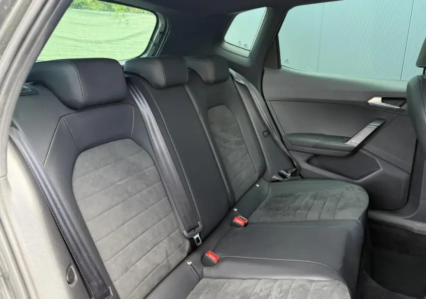 Vue latérale droite des sièges arrière en cuir-alcantara noir du SEAT Arona TSI 115 DSG Xpérience 2025.