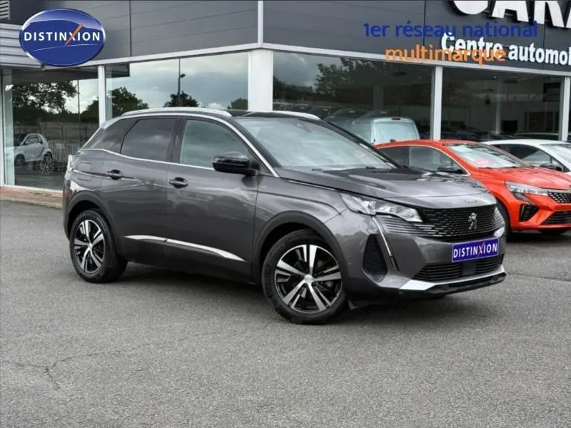 Peugeot 3008 Gris Platinium vue 3/4 avant droit, avec calandre noire et jantes alliage distinctives.