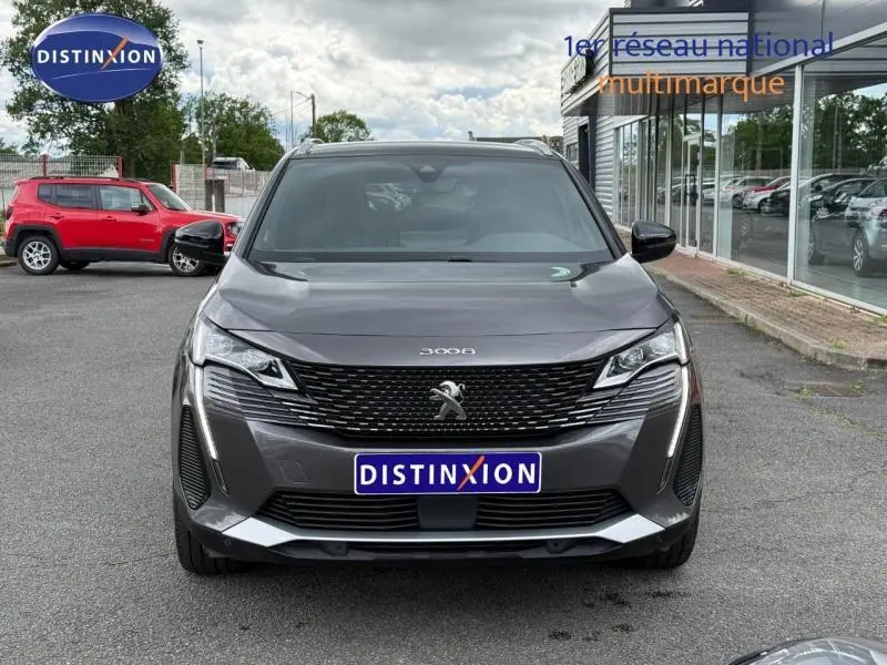 Vue avant du Peugeot 3008 Gris Platinium 2024 avec calandre noire et logo lion distinctif au centre.