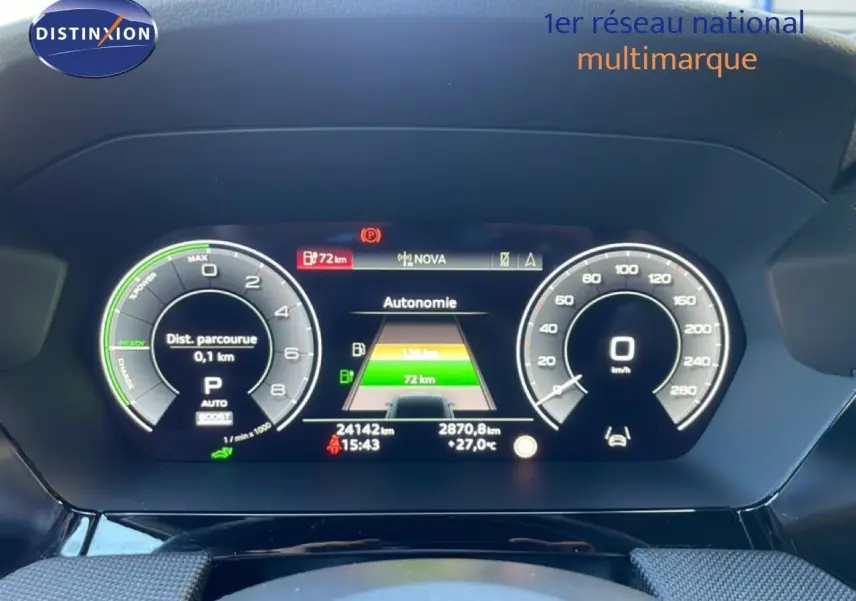 Vue rapprochée du tableau de bord numérique de l'Audi A3 Sportback noir, affichant l'autonomie et la vitesse à 0 km/h.