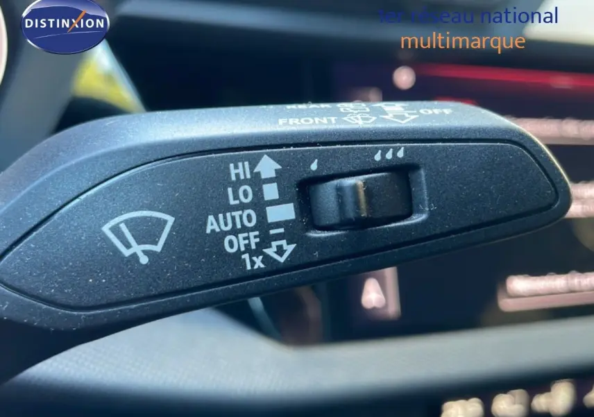 Gros plan sur la commande des essuie-glaces dans l'Audi A3 Sportback 40 TFSIe 2025, intérieur noir.
