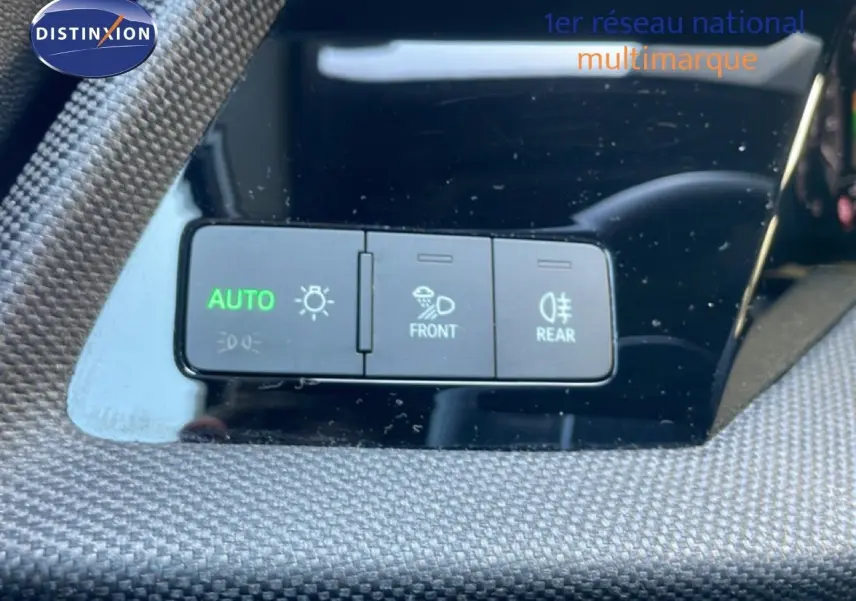 Gros plan sur les commandes d’éclairage automatiques et antibrouillard avant/arrière dans l’habitacle de l’Audi A3 Sportback noir.