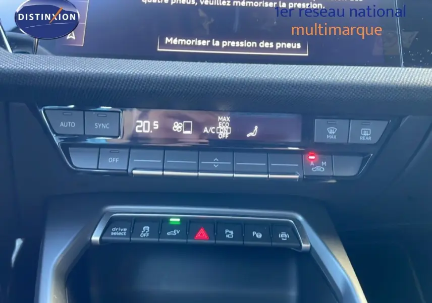 Gros plan sur la console centrale de l'Audi A3 Sportback 40 TFSIe 2025, avec commandes climatisation et boutons multifonctions.