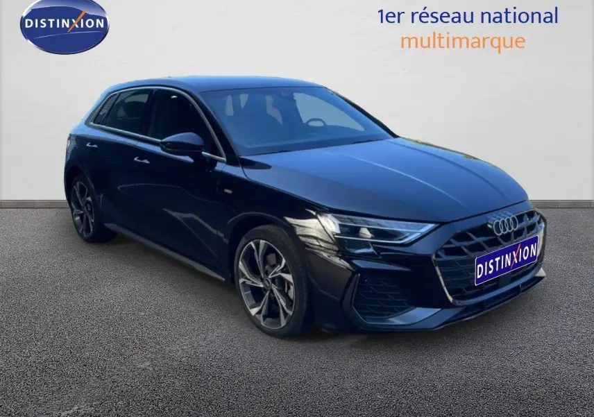 Audi A3 Sportback noir mito metal vue 3/4 avant droit, mettant en valeur sa calandre et ses jantes S-Line.