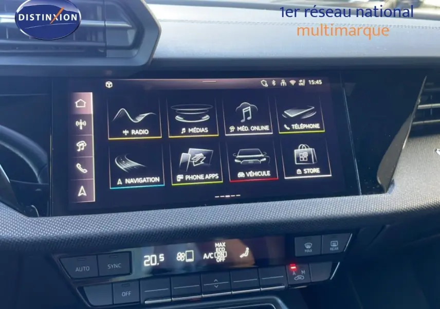 Vue rapprochée de l’écran tactile central et de la console de l’Audi A3 Sportback noir mito metal, affichant les options multimédias.