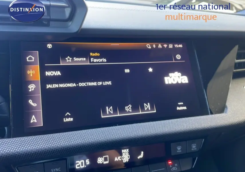 Vue intérieure centrée sur l’écran tactile multimédia de l’Audi A3 Sportback 2025, affichant la radio Nova.