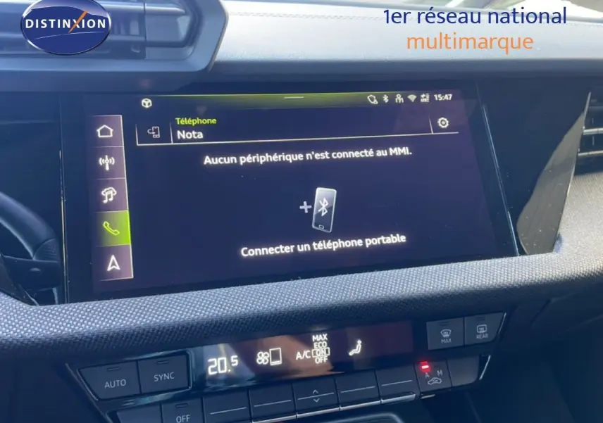 Vue rapprochée de l’écran tactile et de la console centrale d’une Audi A3 Sportback noire, affichant la connexion Bluetooth.