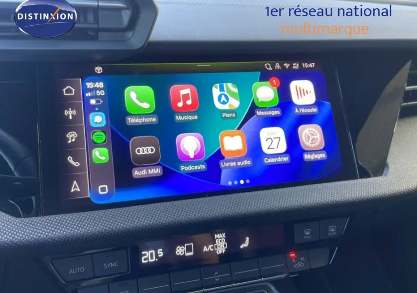 Écran tactile central de l’Audi A3 Sportback 2025 affichant les applications Apple CarPlay, vue intérieure côté conducteur.