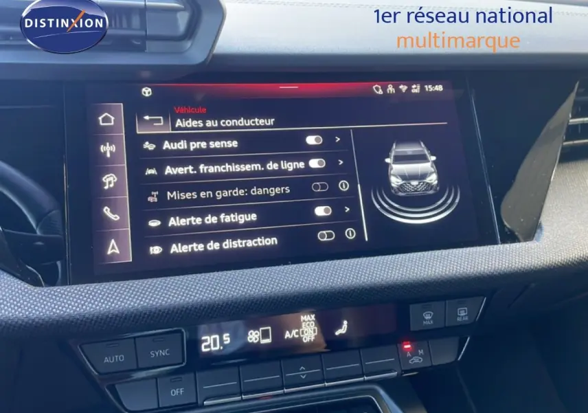 Vue intérieure du tableau de bord de l’Audi A3 Sportback 40 TFSIe 2025 avec écran tactile affichant les aides à la conduite.