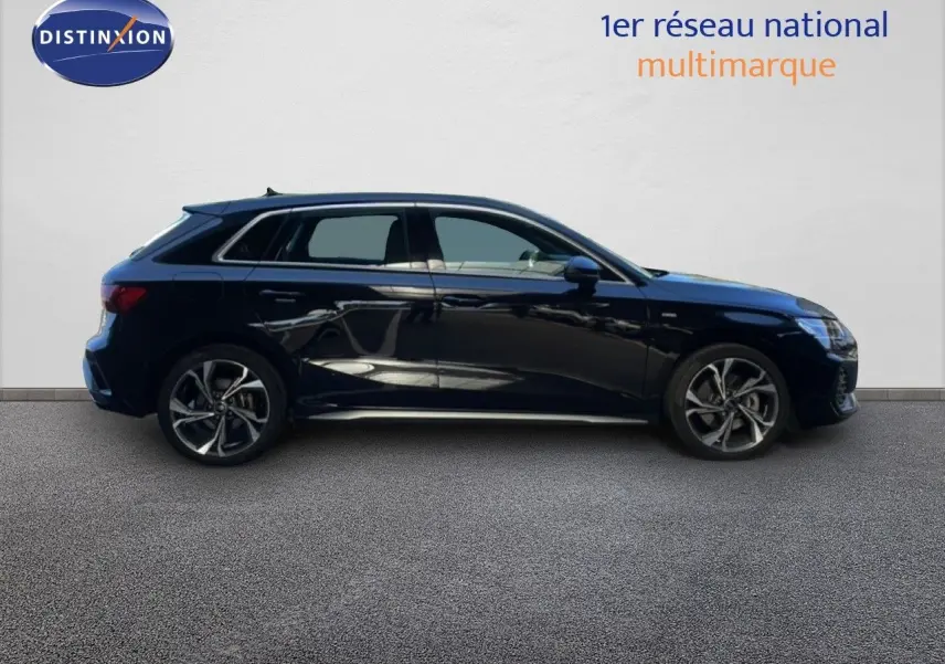 Audi A3 Sportback 40 TFSIe S-Line noir mito métal vue de profil côté gauche sur fond neutre.