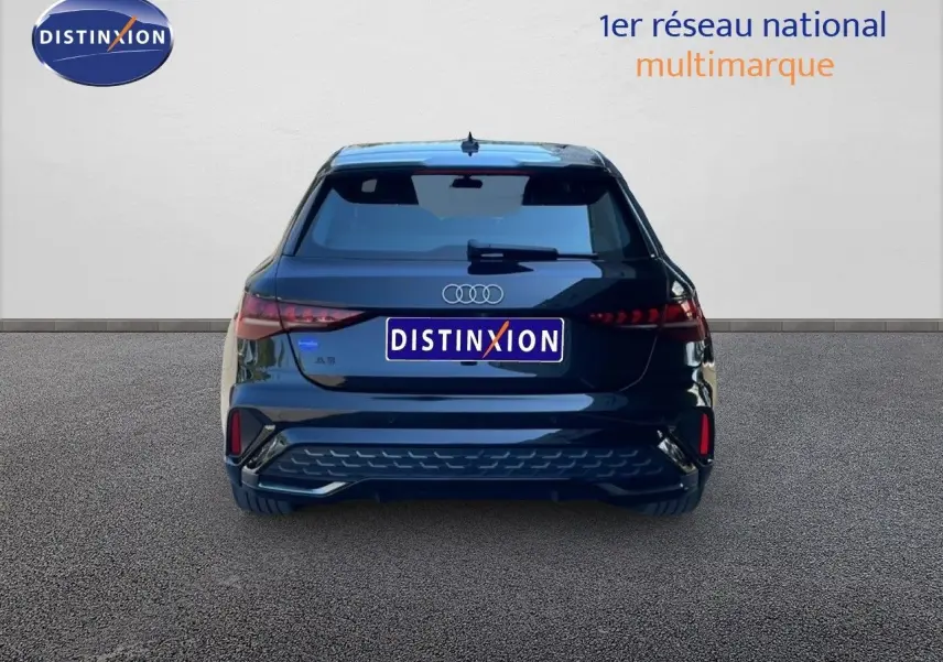 Vue arrière d'une Audi A3 Sportback 40 TFSIe S-Line noire Mito Metal avec feux LED et hayon fermé.