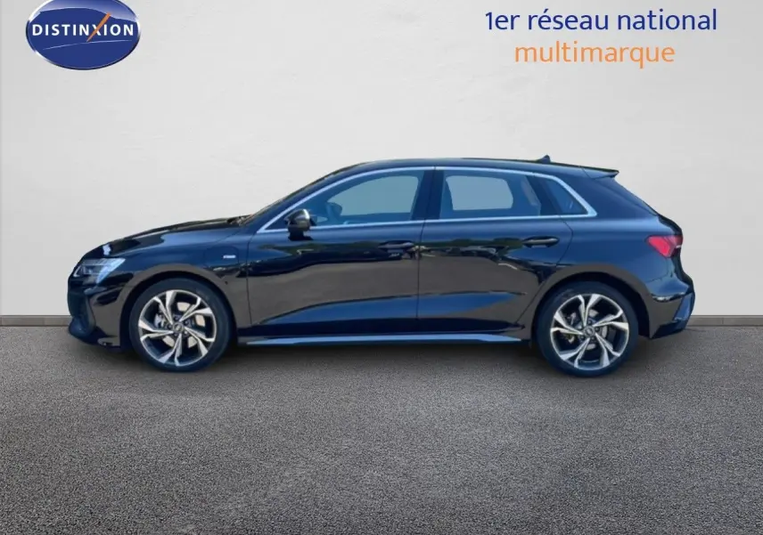 Audi A3 Sportback noir mito metal vue de profil côté gauche, finition S-Line avec jantes alliage distinctives.