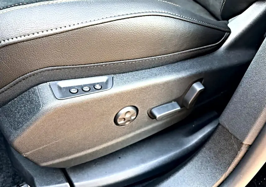 Détail des commandes électriques de réglage du siège conducteur noir du DS7 1.5 BlueHDi 130 Performance Line.