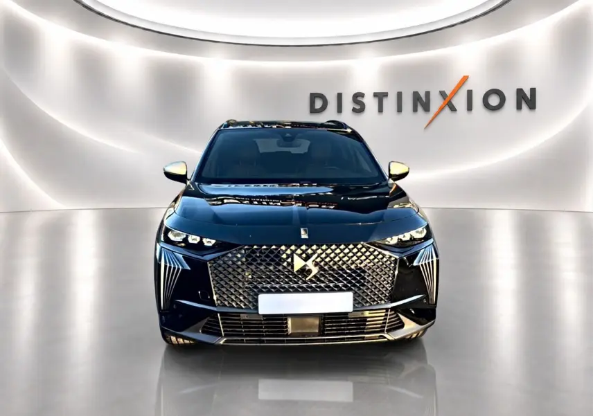 Vue frontale du DS7 noir avec sa calandre distinctive et ses phares LED en studio lumineux.