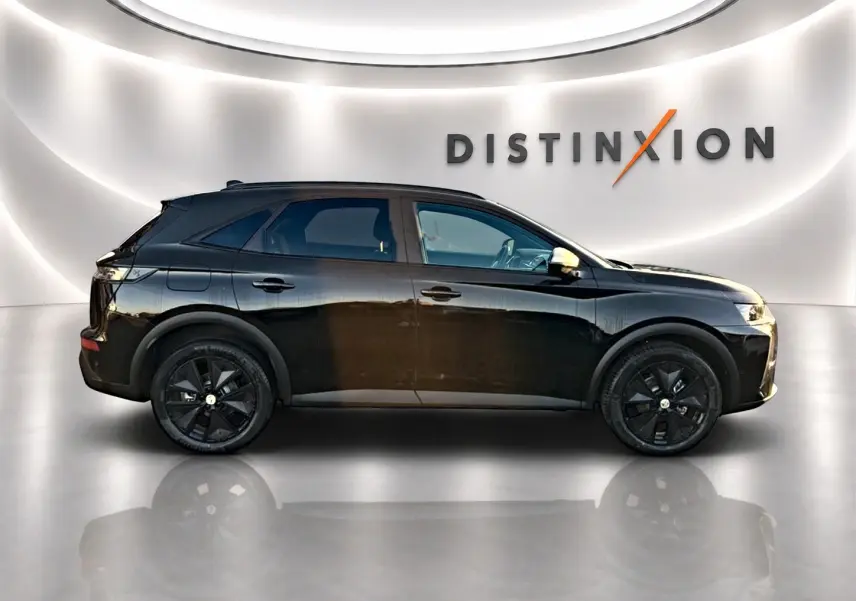 Vue de profil côté gauche d’un DS7 noir 2026 avec jantes noires et poignées ton carrosserie, sur fond blanc lumineux.