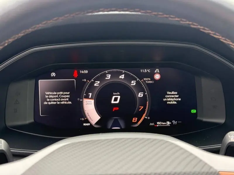 Vue rapprochée du tableau de bord numérique de la CUPRA Formentor 1.5 eTSI Hybrid 2025, affichage en mode veille.