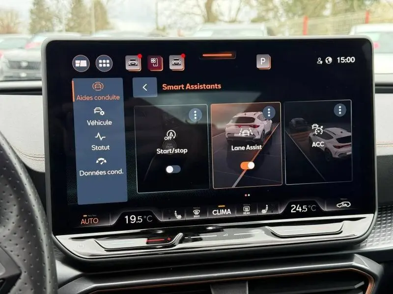 Écran tactile central du CUPRA Formentor 1.5 eTSI Hybrid 2025 montrant les assistants de conduite, intérieur moderne.