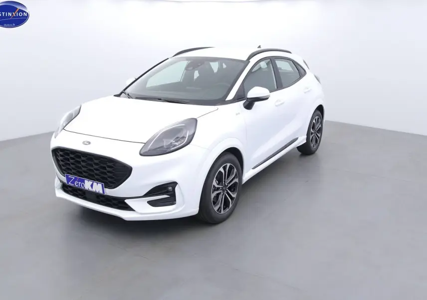 Ford Puma blanc en 3/4 avant droit avec jantes bi-ton et toit noir dans un studio lumineux.