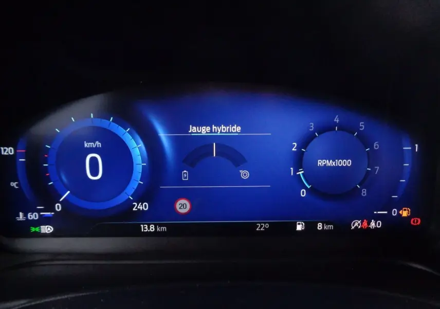 Tableau de bord numérique bleu du Ford Puma 1.0 EcoBoost MHEV 125ch affichant vitesse, compte-tours et jauge hybride.