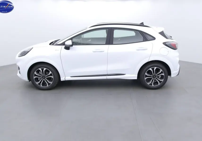 Profil côté droit du Ford Puma blanc 2022 finition ST-Line avec jantes bi-ton et toit noir.