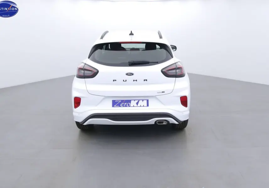 Vue arrière d'un Ford Puma blanc 2022 avec feux arrière foncés et logo Puma bien visible.