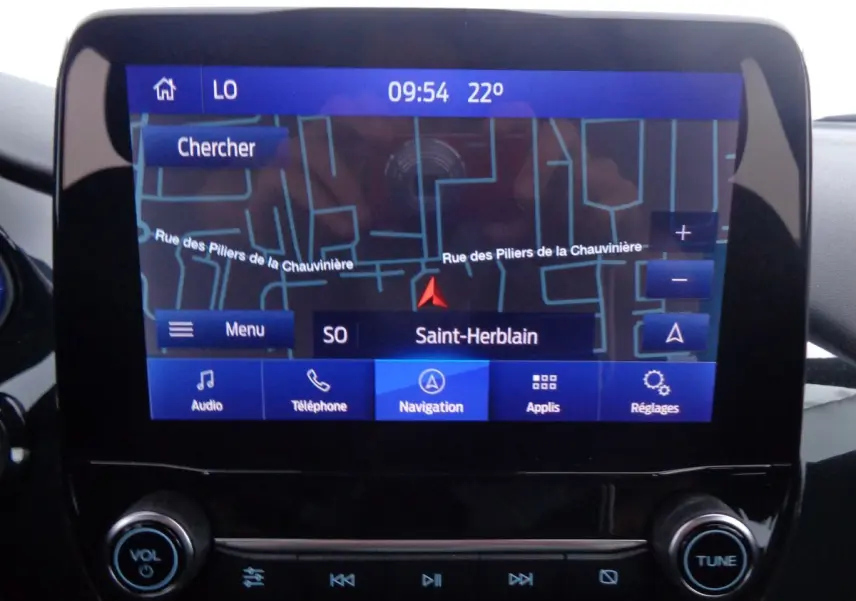 Écran tactile du système de navigation du Ford Puma blanc 2022 affichant une carte et des options multimédias.
