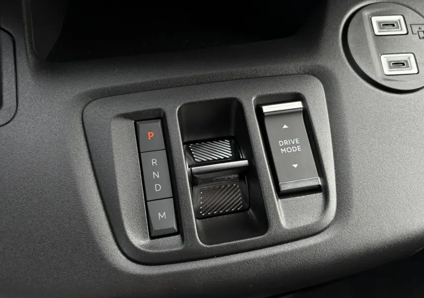 Gros plan sur la commande de boîte automatique et sélection du mode de conduite du Citroën Berlingo Van XL noir.