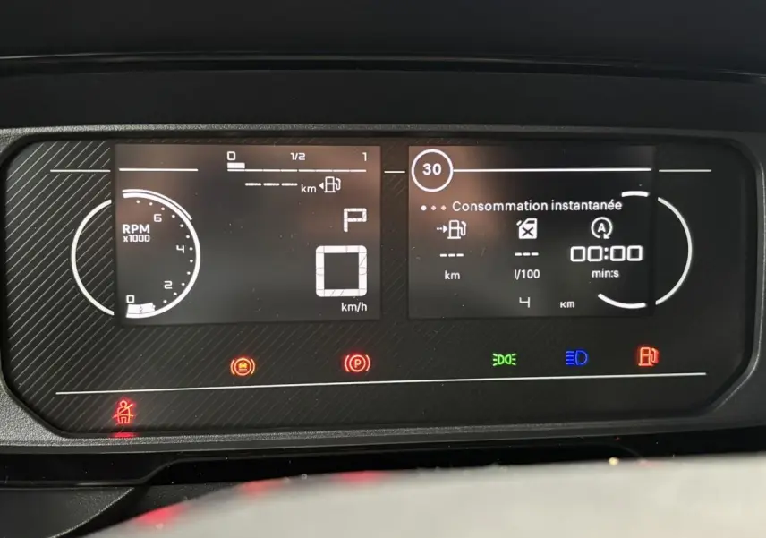 Tableau de bord numérique du Citroën Berlingo Van XL 2025 affichant la consommation et compte-tours, vue frontale rapprochée.