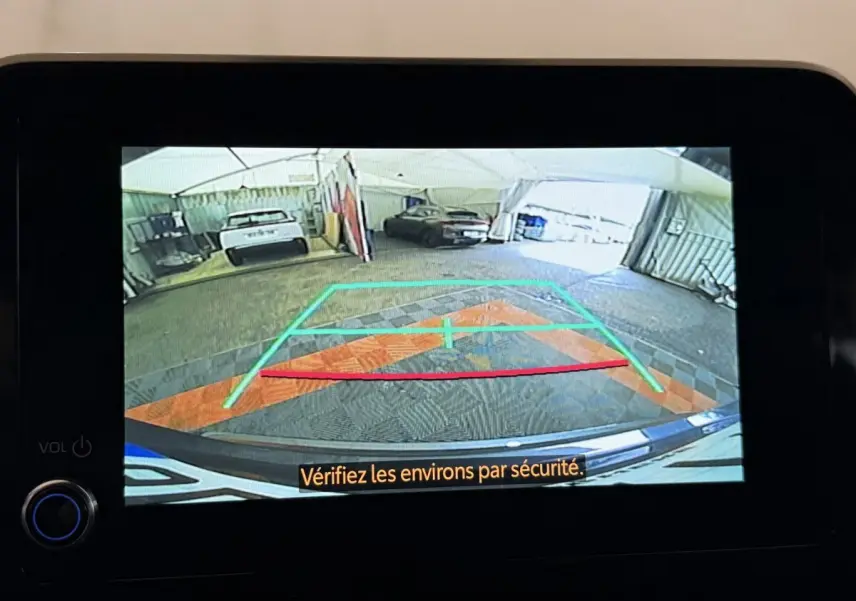 Vue de la caméra de recul du Toyota C-HR gris foncé, affichant les lignes de guidage et l'environnement arrière du véhicule.