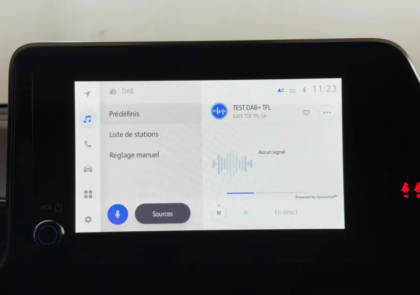 Écran tactile central du Toyota C-HR 1.8 Hybride gris foncé, affichant le menu radio DAB.