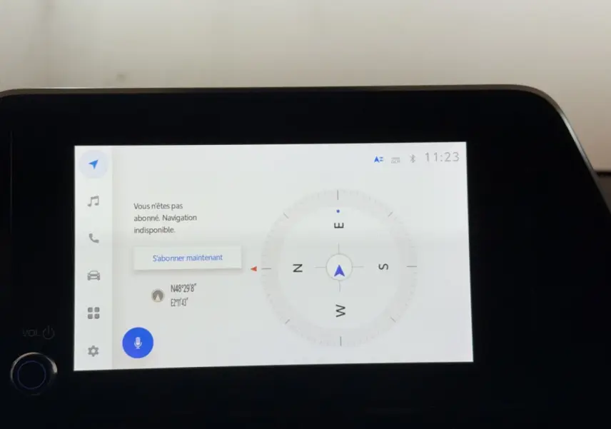 Écran tactile central du Toyota C-HR 1.8 Hybride 122 Edition 2022 affichant une boussole numérique.