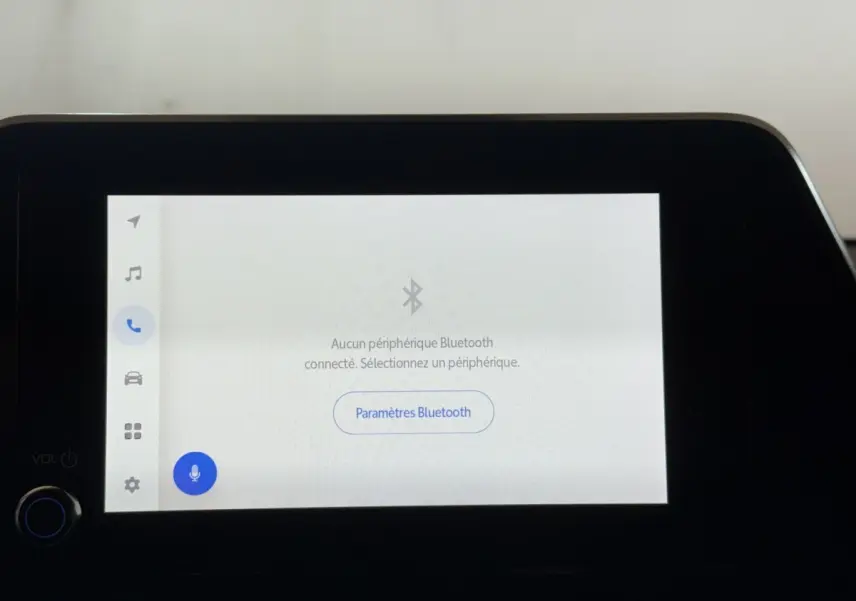Écran tactile central du Toyota C-HR gris foncé 2022 affichant le menu Bluetooth sans connexion active.