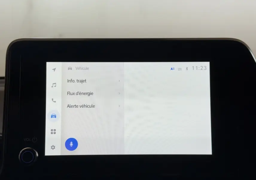 Écran tactile central du Toyota C-HR 1.8 Hybride 2022 affichant les options véhicule, en intérieur noir.