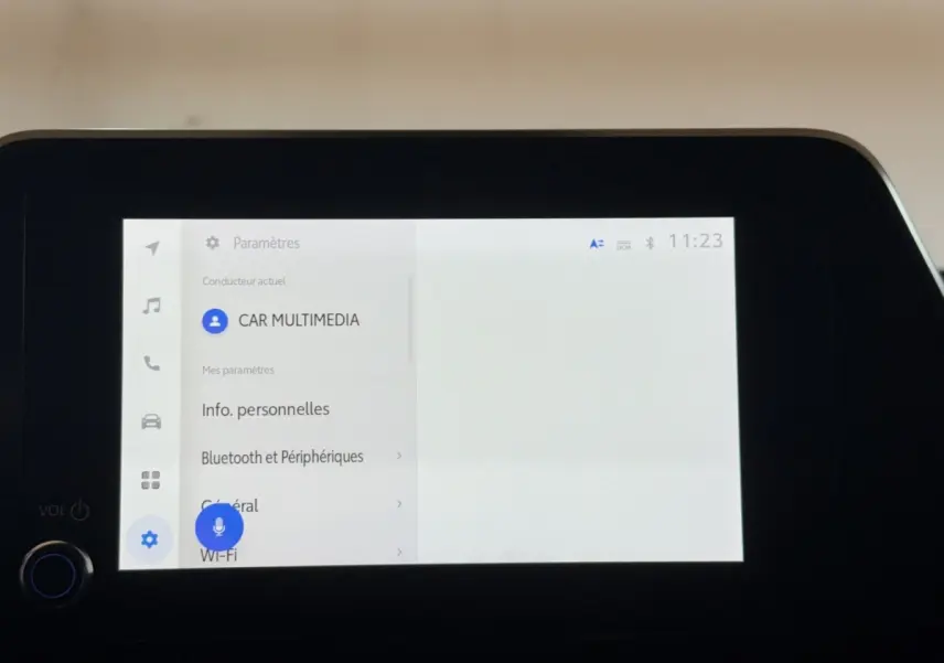 Toyota C-HR 1.8 Hybride gris foncé en 3/4 avant, avec phares LED et rétroviseurs électriques visibles.