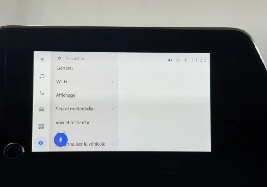 Écran tactile central affichant le menu des paramètres dans l’habitacle du Toyota C-HR gris foncé, vue de face.