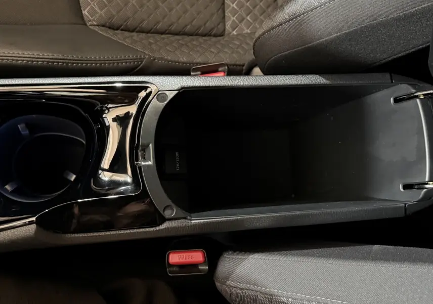 Vue plongeante sur la console centrale noire et les sièges gris foncé du Toyota C-HR 1.8 Hybride 2022.