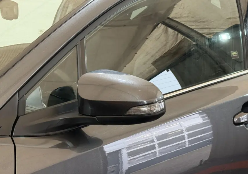 Gros plan sur le rétroviseur droit gris foncé du Toyota C-HR 1.8 Hybride 122 Edition avec clignotant intégré.