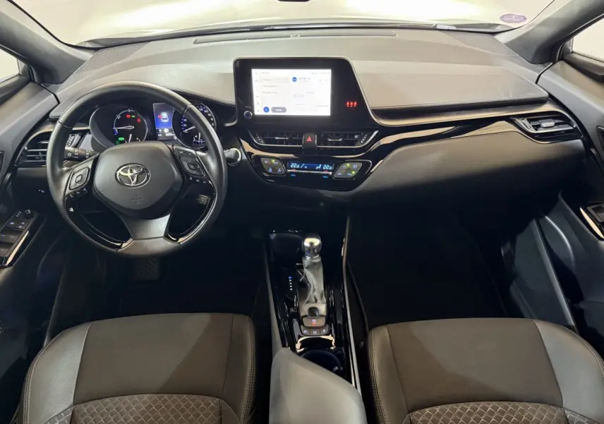 Vue intérieure frontale du tableau de bord noir et volant cuir du Toyota C-HR 1.8 Hybride 122 Edition 2022.