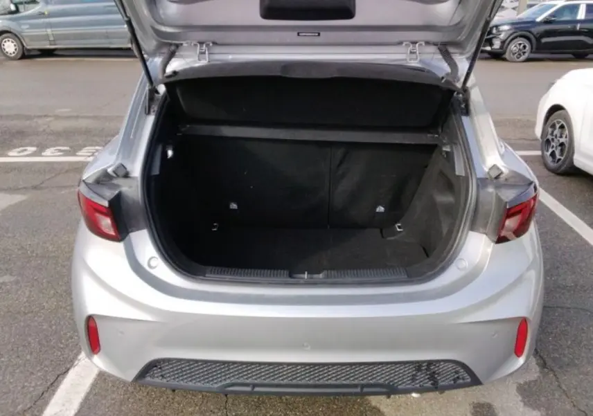 Vue arrière ouverte du coffre d'une MG3 1.5 Hybrid+ 195 Luxury argent métallisé, montrant l'espace de chargement vide.