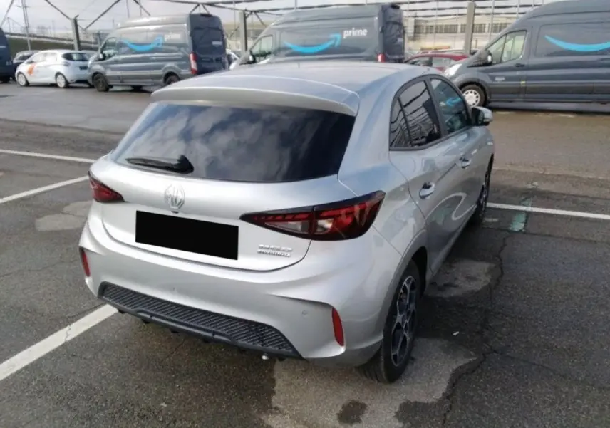 Vue 3/4 arrière droite de la MG3 1.5 Hybrid+ 195 Luxury argent avec vitres surteintées et jantes alliage 16 pouces.