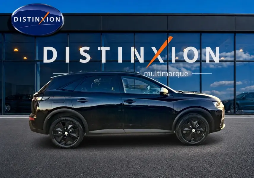 Vue de profil côté gauche d’un DS7 noir 2026 avec jantes noires devant une vitrine Distinxion.