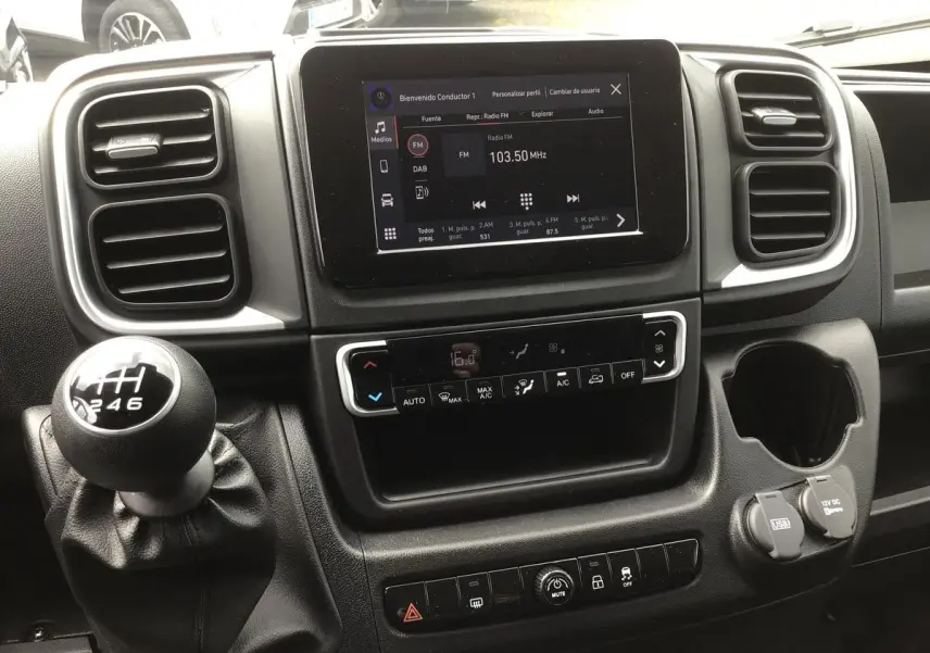 Tableau de bord du Fiat Ducato Fourgon 2023 avec écran tactile 7 pouces et levier de vitesses manuel en gros plan.